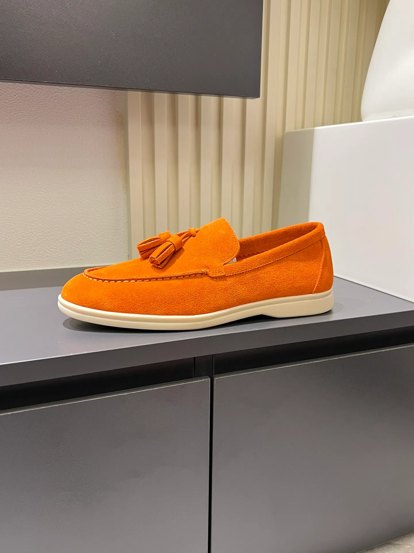 Men's shoes 💰p360 "Loro men's shoes 💰pian'*" Classic L men's shoes for couples 💰p Top version British flat loafers, a must-have item in old money style, the minimalist design is eye-catching and durable, a plus point for dressing The soft foot feel and texture are outstanding. They don’t scratch your feet and are very nice. They are matched with soft and waxy soles. They can be worn daily for a long time without getting tired. They are easy to wear, versatile and classic items, with perfect foot feel and texture! Imported cashmere fabric, the lining is made of imported A-grade water-dyed cow lining, the top version of the genuine leather midsole is sewn with pure handmade mark thread! Size: Female 35-40 (34. Customized) Male 38-44 (45.46. Customized)